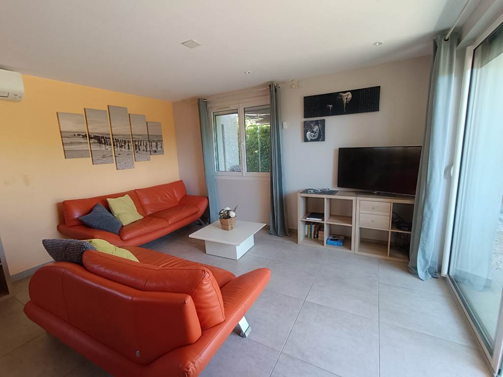 coin tv avec vue sur le jardin