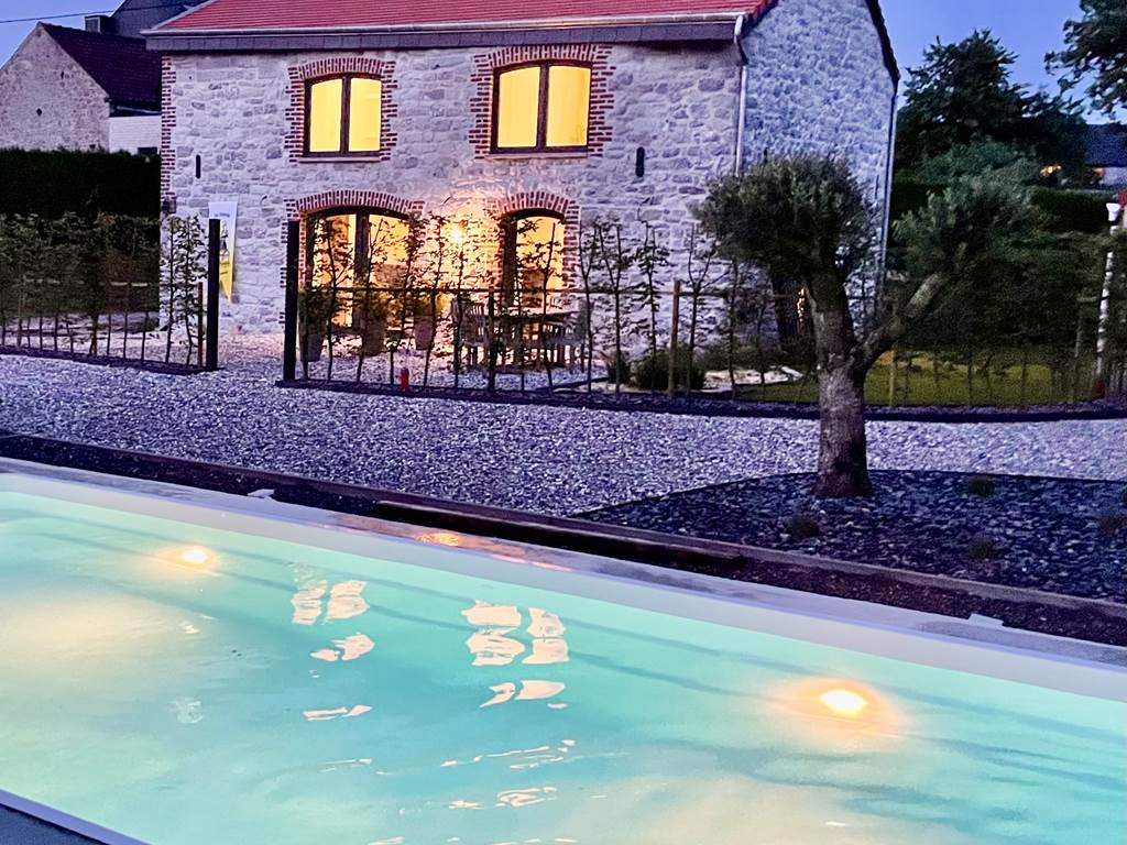 Vue sur la piscine en soirée