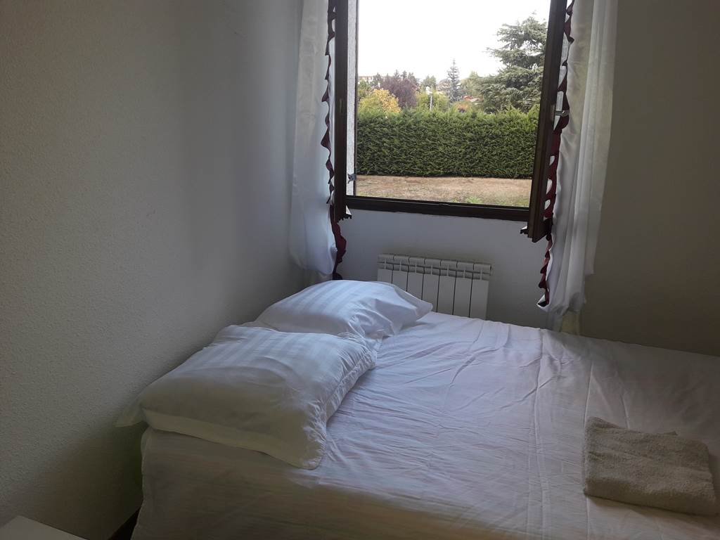 Belle chambre 2 personnes-Le Philosophe-Chambre Canella-Lit double- vue jardin-Les Gîtes de Josefine et Voltaire