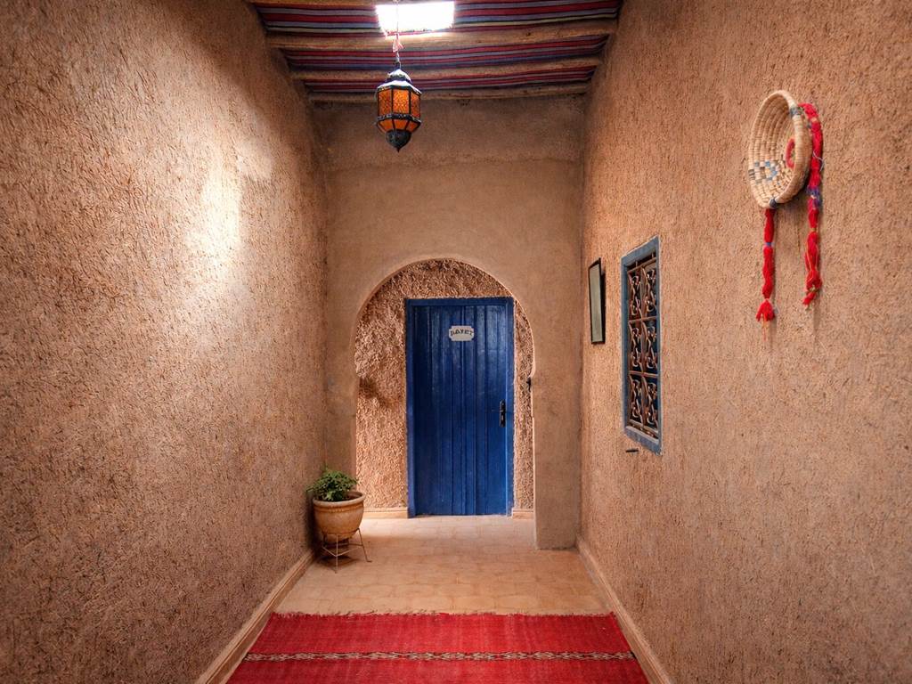 Le couloir desservant les chambres depuis le patio