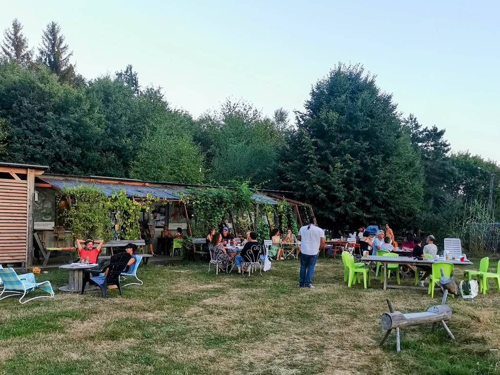 Terrasse devant la maison d'accueil