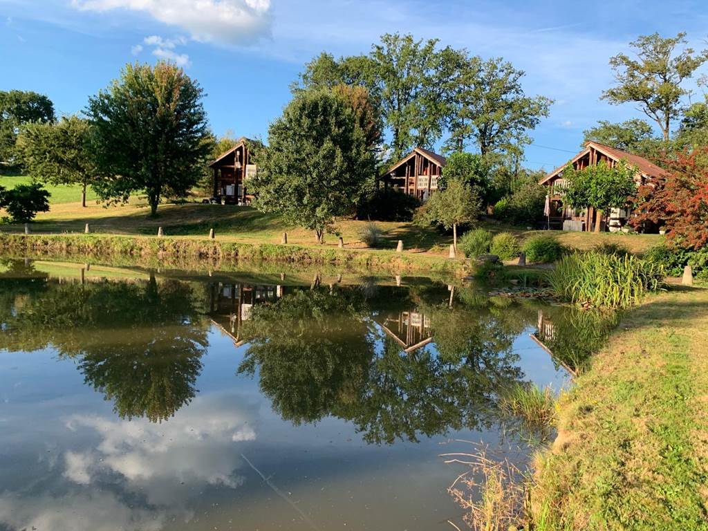 les chalets de Meilhac, vue du plan d'eau