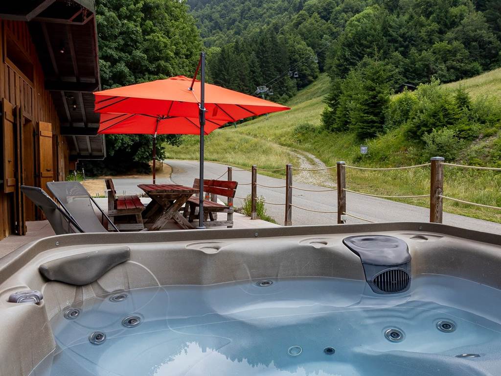 La terrasse avec Jacuzzi