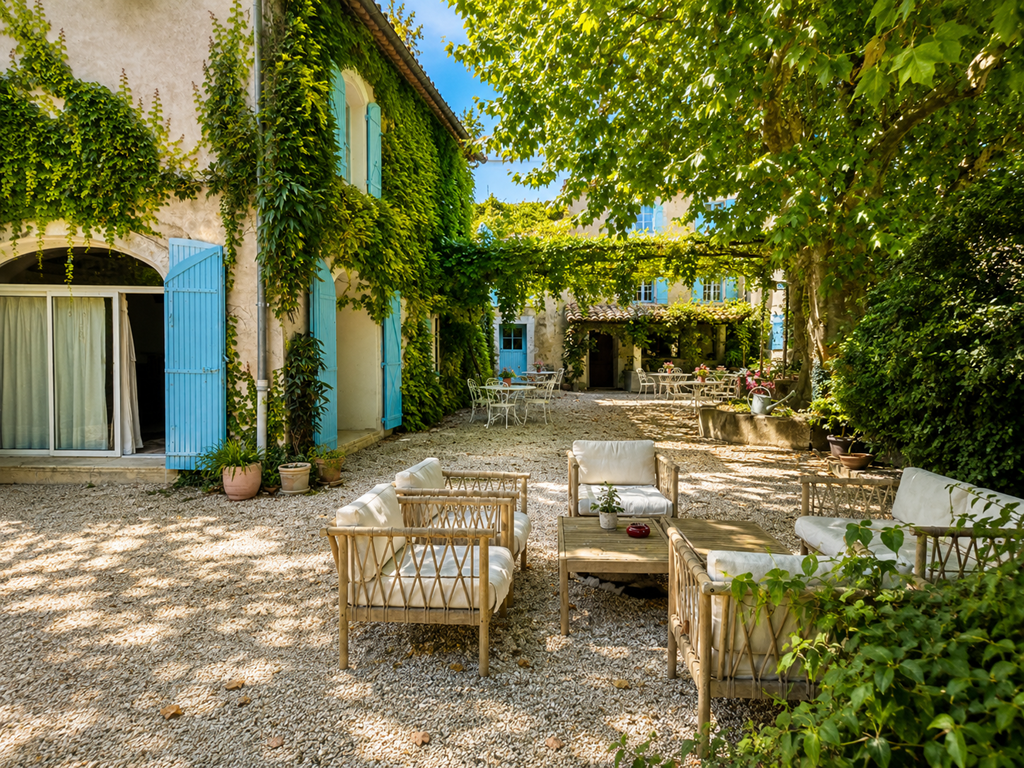 La cour du Mas, un lieu paisible et convivial au coeur de la maison d'hôtes