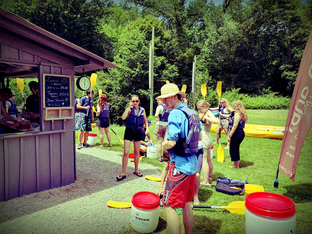 Départ canoë et kayak à notre base de Carennac