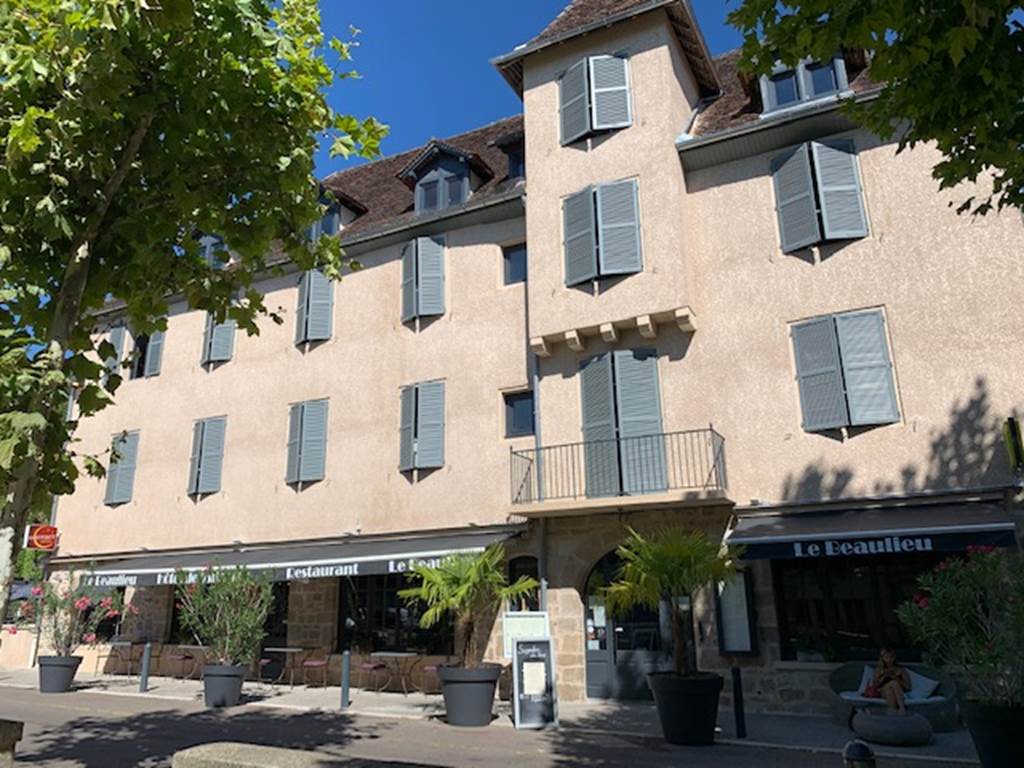 La façade du Logis Contact Hôtel Restaurant Le Beaulieu Beaulieu sur Dordogne Vallée de la Dordogne