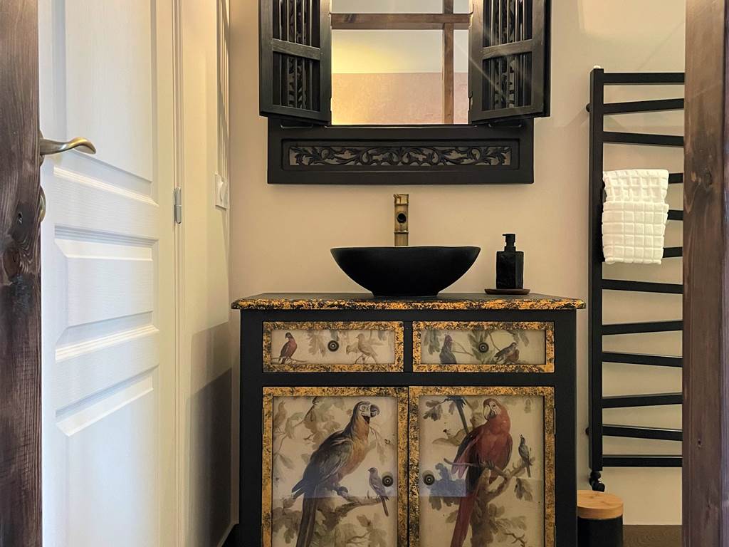 chambre l'escale jardin salle de douche privative mobilier chiné La Maison Voyage 41