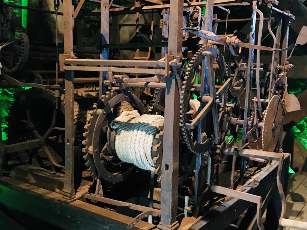 (c) OTThuin - Beffroi - intérieur -  horloge