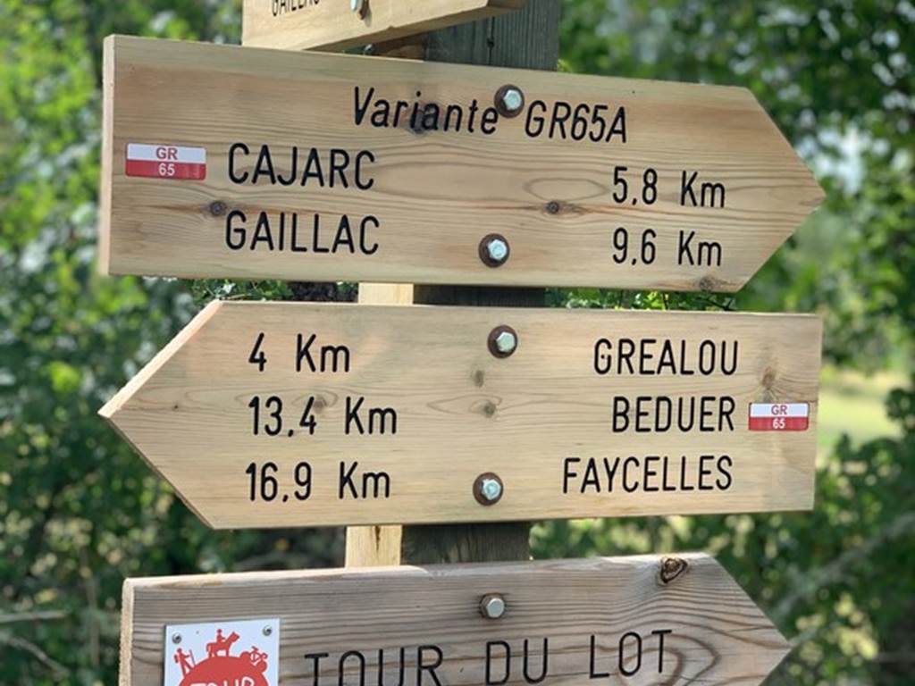 210728103025 Panneau directionnel Tour du Lot - GR65 © Cathy Seguy - Lot Tourisme
