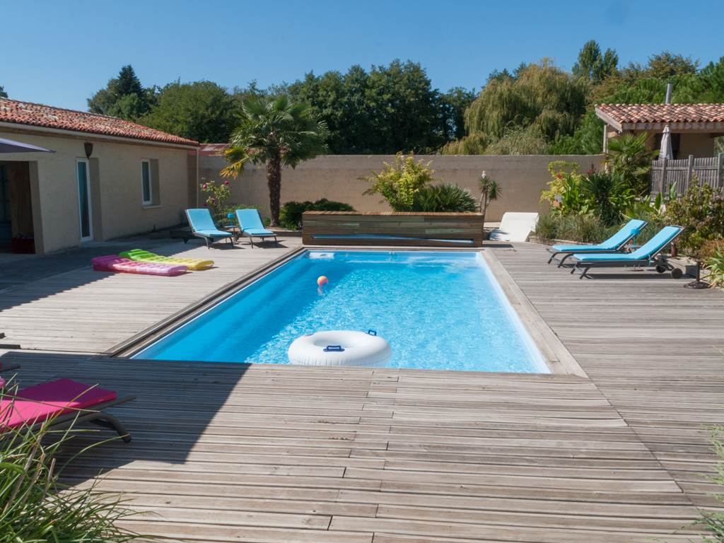 Piscine chauffée avec jacuzzi intérieur