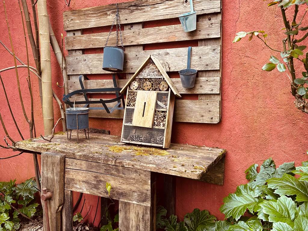 Jardin table maison à insectes_Les Gîtes de al Cavalerie