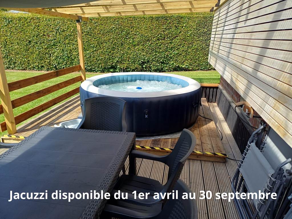 Terrasse avec son bain à bulles.