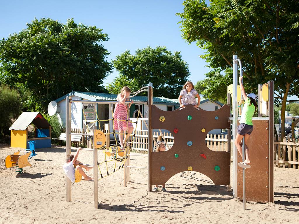 aire de jeux pour enfants camping les baleines