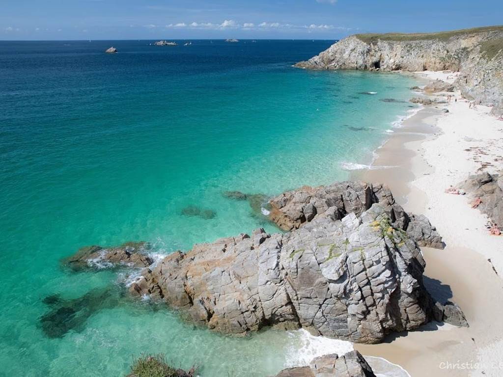 La côte sauvage aux eaux turquoises près des chalets invite à de magnifiques balades plage lors d’un séjour en Bretagne