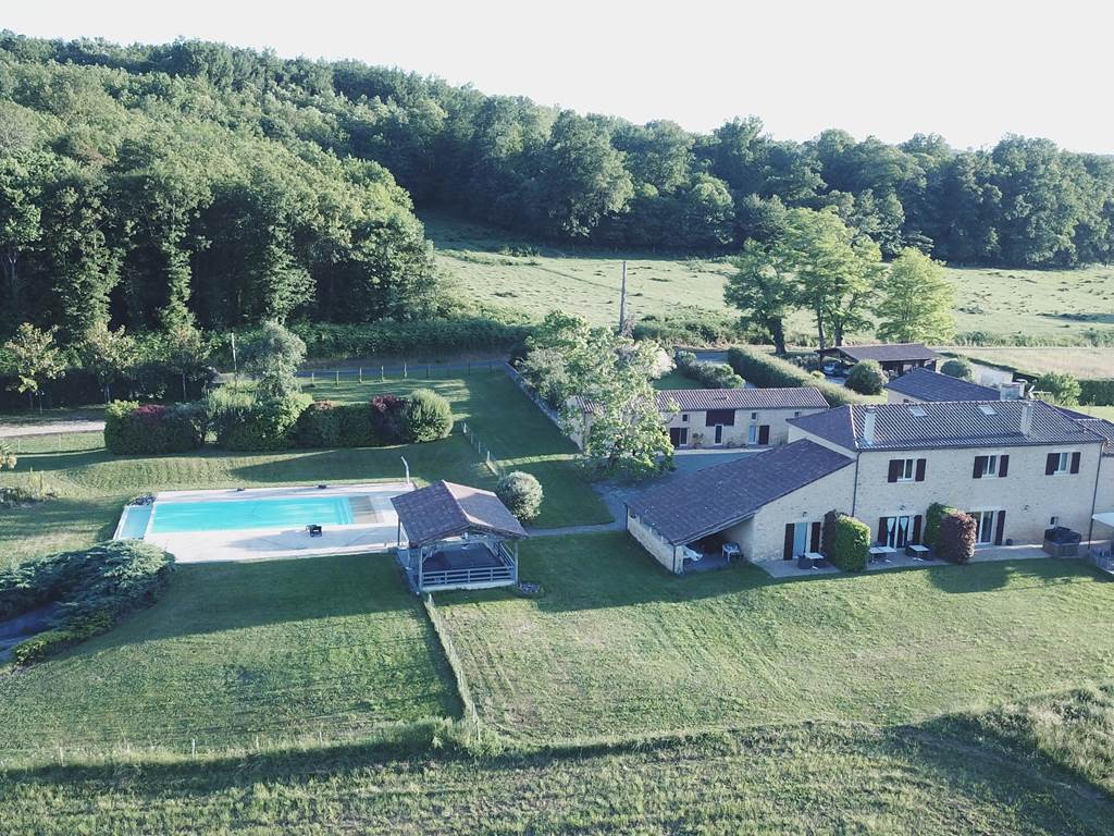 DOMAINE DU CHAMP DE L'HOSTE - maison d'hôtes à Larzac 24170 - domaine du champ de l'Hoste - piscine - Dordogne - location gîte - location maison de vacances - piscine - Vue du domaine par notre drone.