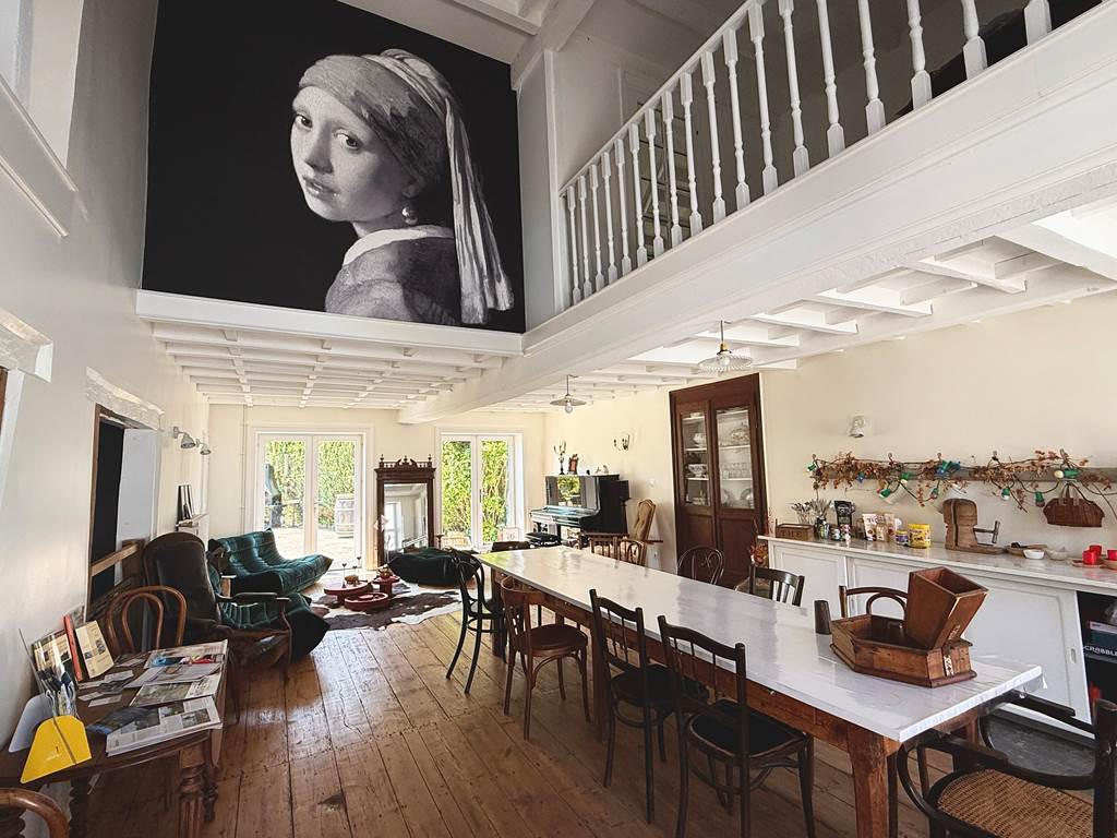 La salle à manger, où nous servons le petit-déjeuner, dans une ambiance chaleureuse