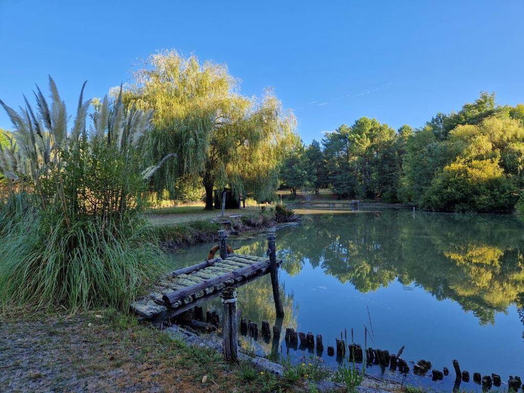 <img src="etang-hacienda-soubran.jpg"       alt="Balade paisible autour de l’étang du domaine L’Hacienda de Soubran"       title="Étang et promenade à L’Hacienda de Soubran, Charente-Maritime">