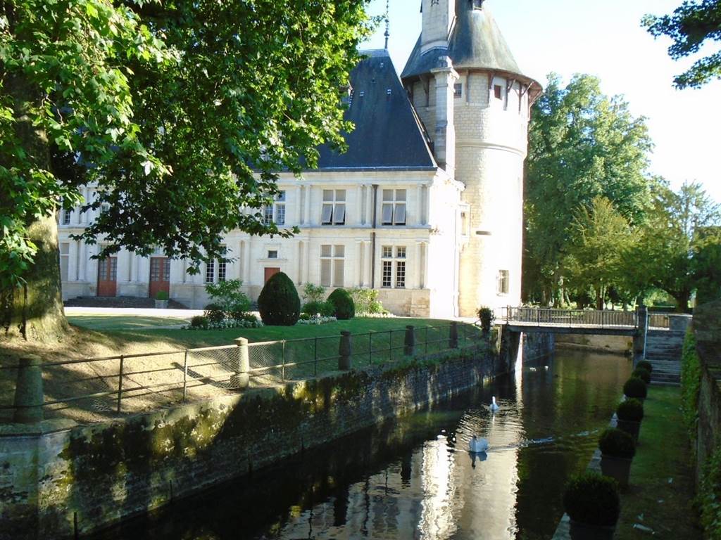LES DOUVES DU CHATEAU