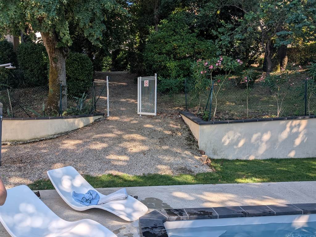 Coin détente autour de la piscine