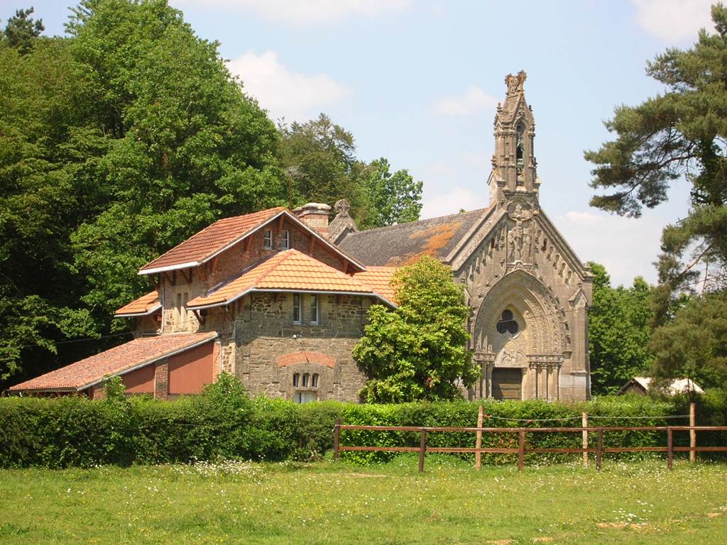 La chapelle et la maison du garde chasse