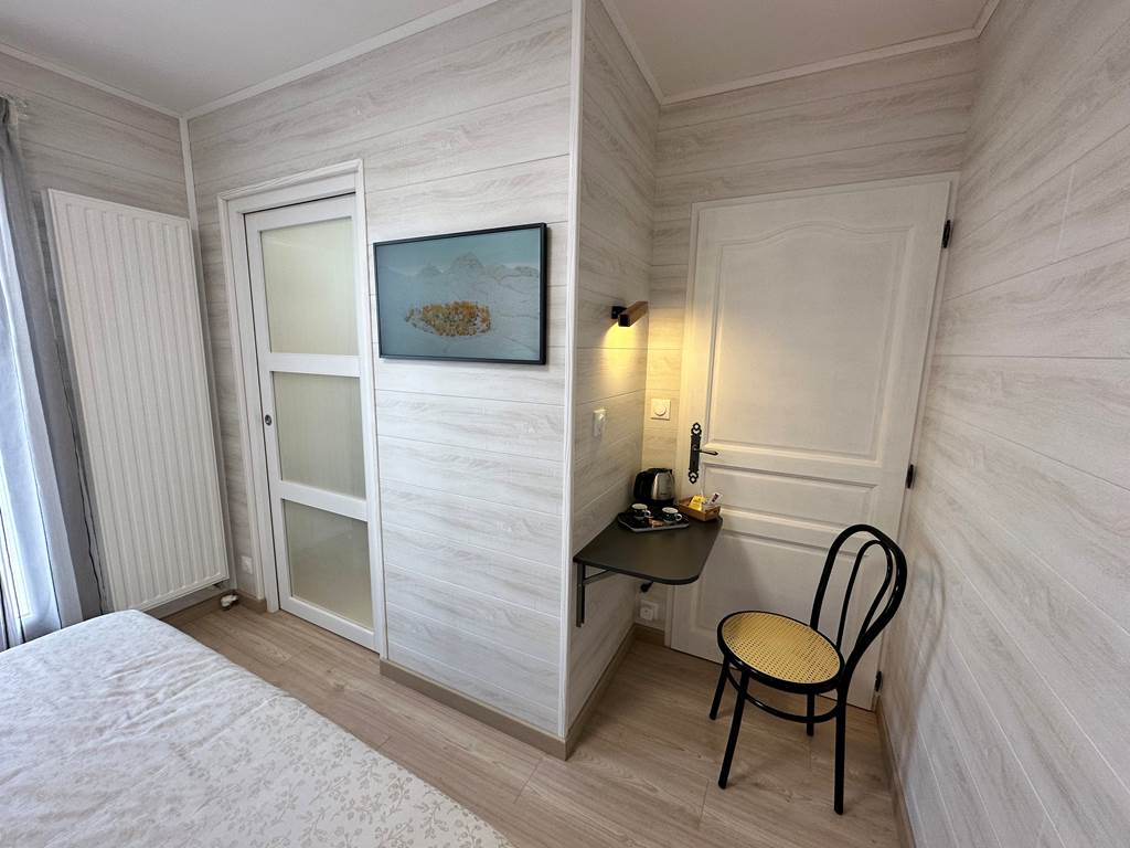 chambre-gabriel-coin-bureau-chaise-mobilier-sur-mesure-mas-des-anges-soussans-margaux