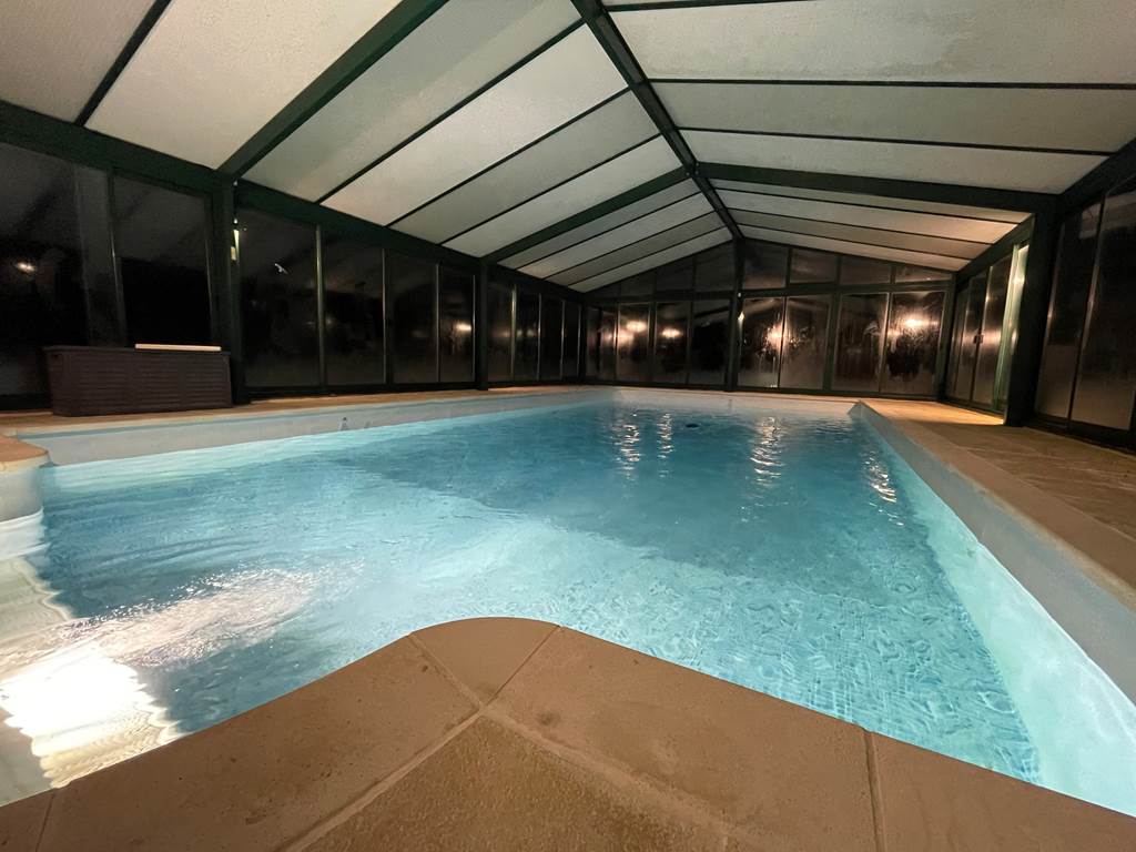 Grande piscine éclairée le soir