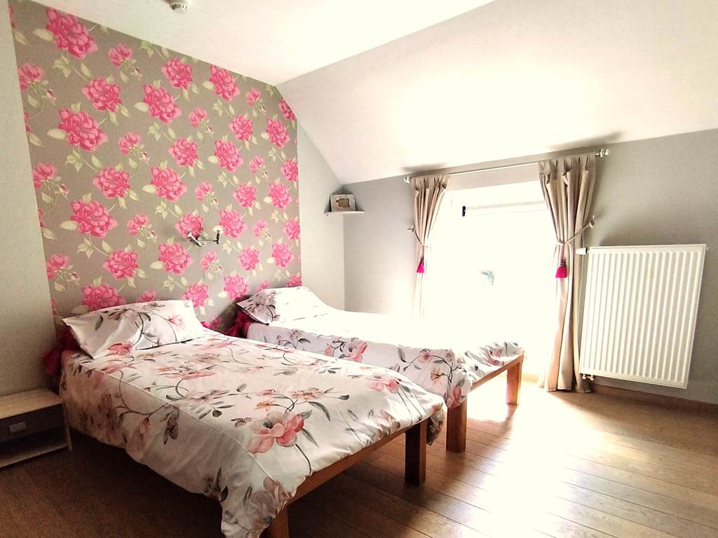 La chambre fleurie donne sur l'arrière du bâtiment