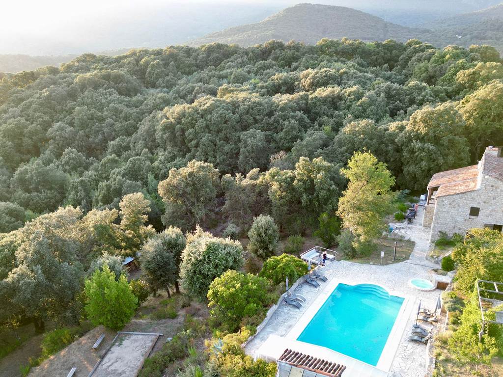 Vue aérienne du Domaine Cardu, maison d'hôtes de charme nichée dans la nature en Corse du Sud.