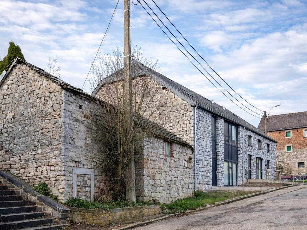 Le gîte de droite est achevé ; le reste du projet viendra enrichir l’ensemble prochainement.