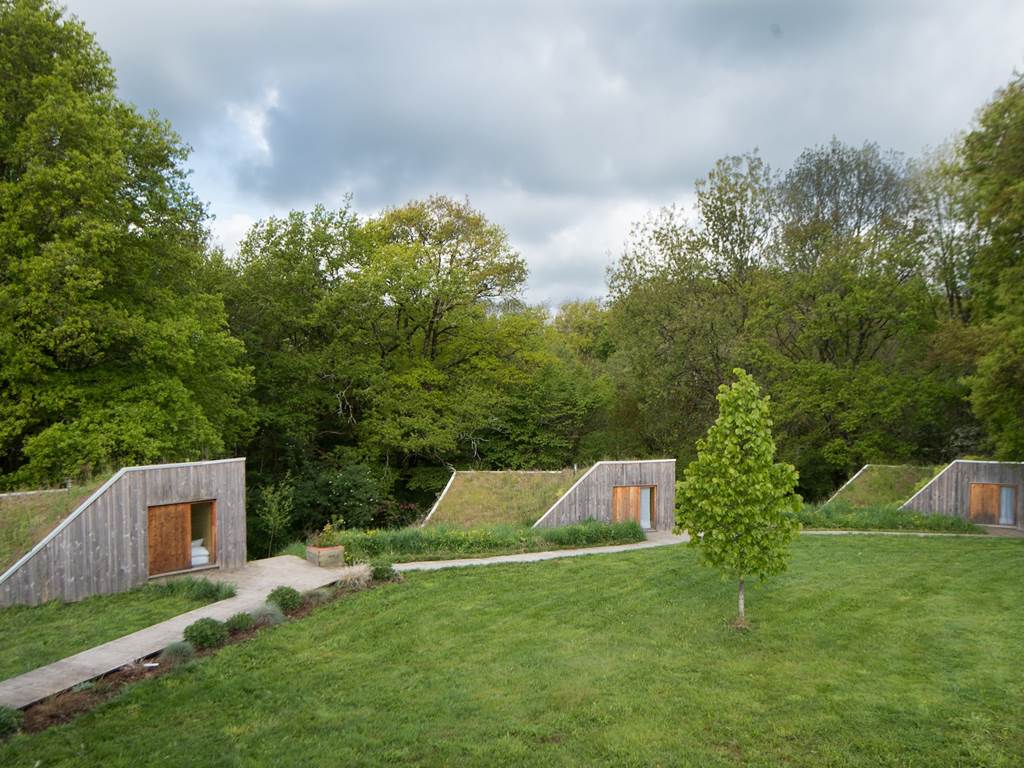 les cabanes dans leur écrin de verdure en Haute Vienne (Nouveaux horizons)