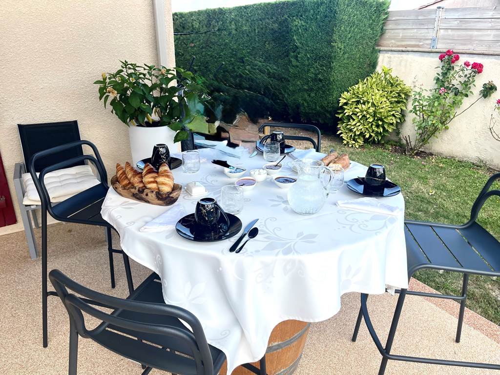 petit-dejeuner-local-mas-des-anges_jardin-soussans-margaux_couple-famille_confitures-maison_jus-oranges-pressées_beurre-salé-doux_pain_croustillant_yaourth_croissants-chaud-mange-debout
