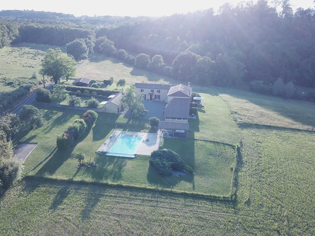 Domaine du champ de l'Hoste - Dordogne - Vue au crépuscule par drone -