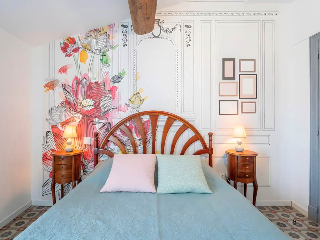 chambre-double-mur-fleurie-gite-authentique-olonzac