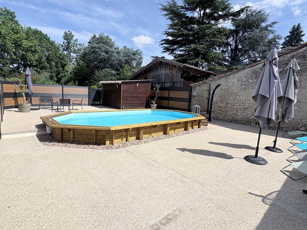Piscine - transats - salon jardin - parasol