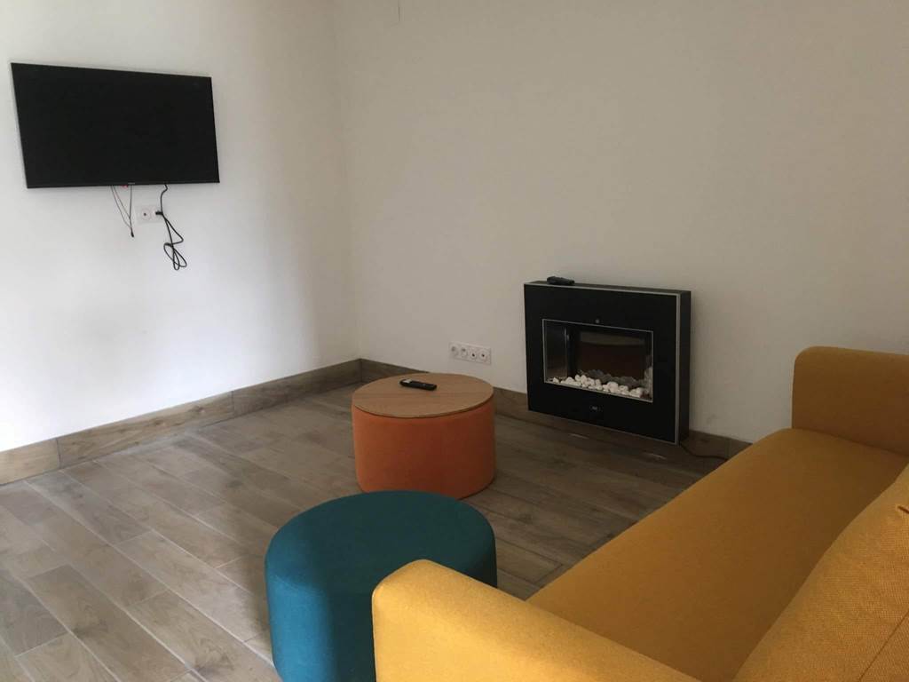 Coin salon attenant à la chambre d'hôtes et privatisé, où vous pouvez vous détendre en regardant un film, lisant un livre, et qui peut accueillir 2 couchages supplémentaires
