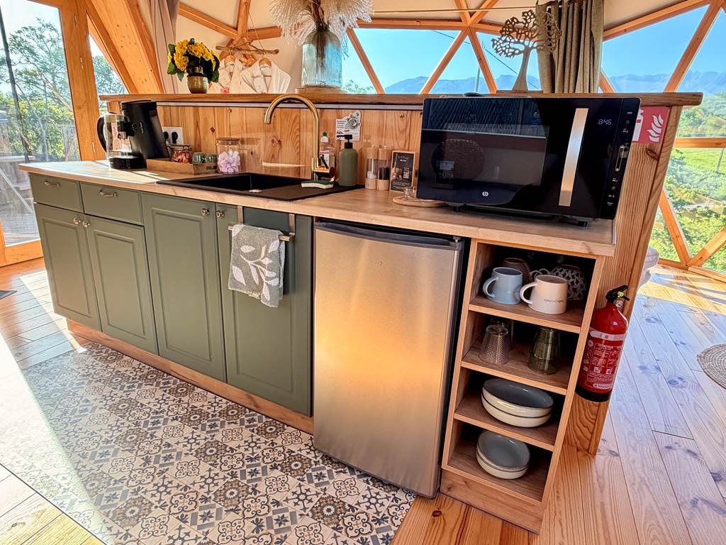 Cuisine avec frigo, micro-ondes & vaisselles