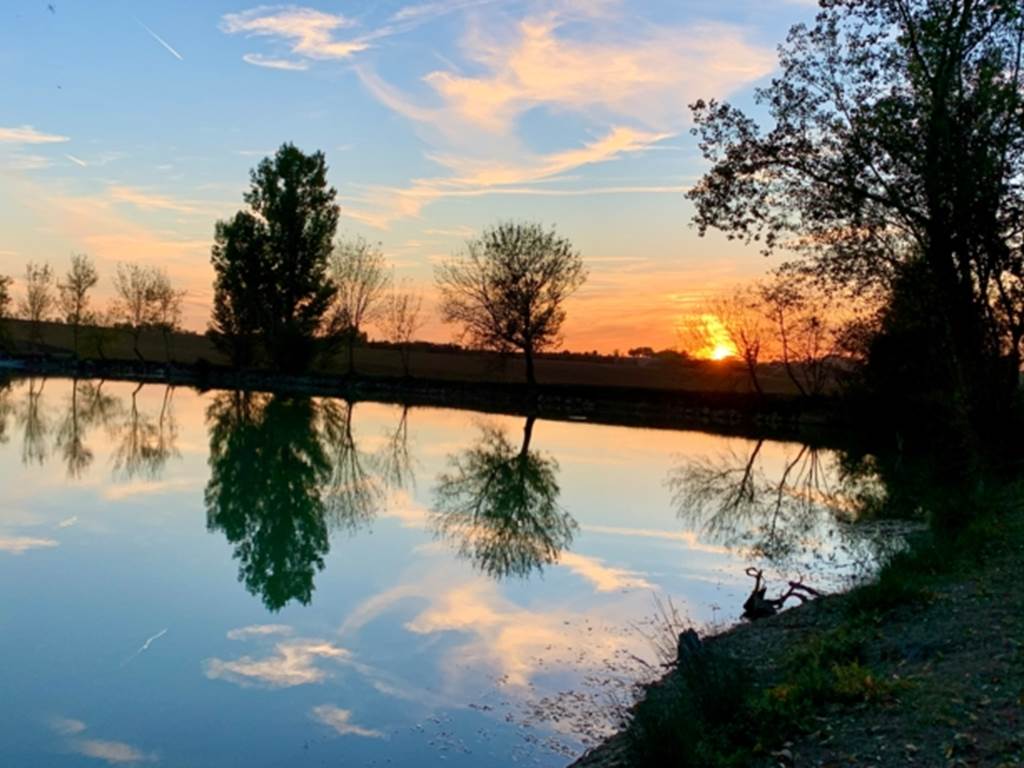 Vue du coucher de soleil depuis le lac