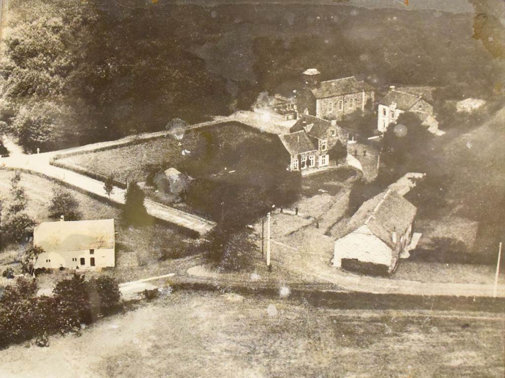 DSC_0344- vue aérienne en 1940 de la place Saint-Méen à BdP, en 1940 (112 habitants dans le village)