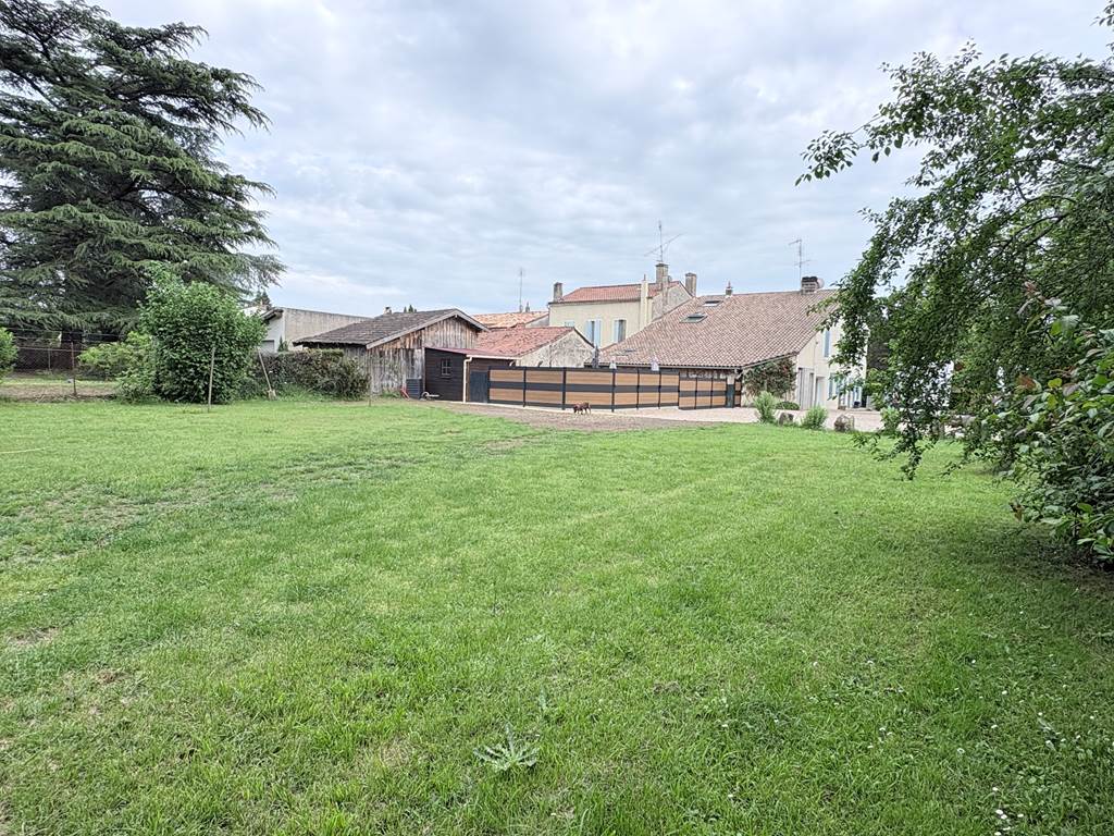 Vue domaine depuis jardin