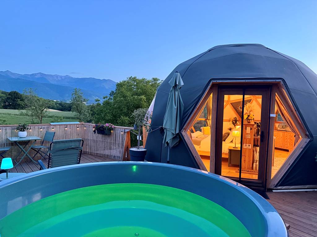 Bain nordique éclairé face aux Pyrénées
