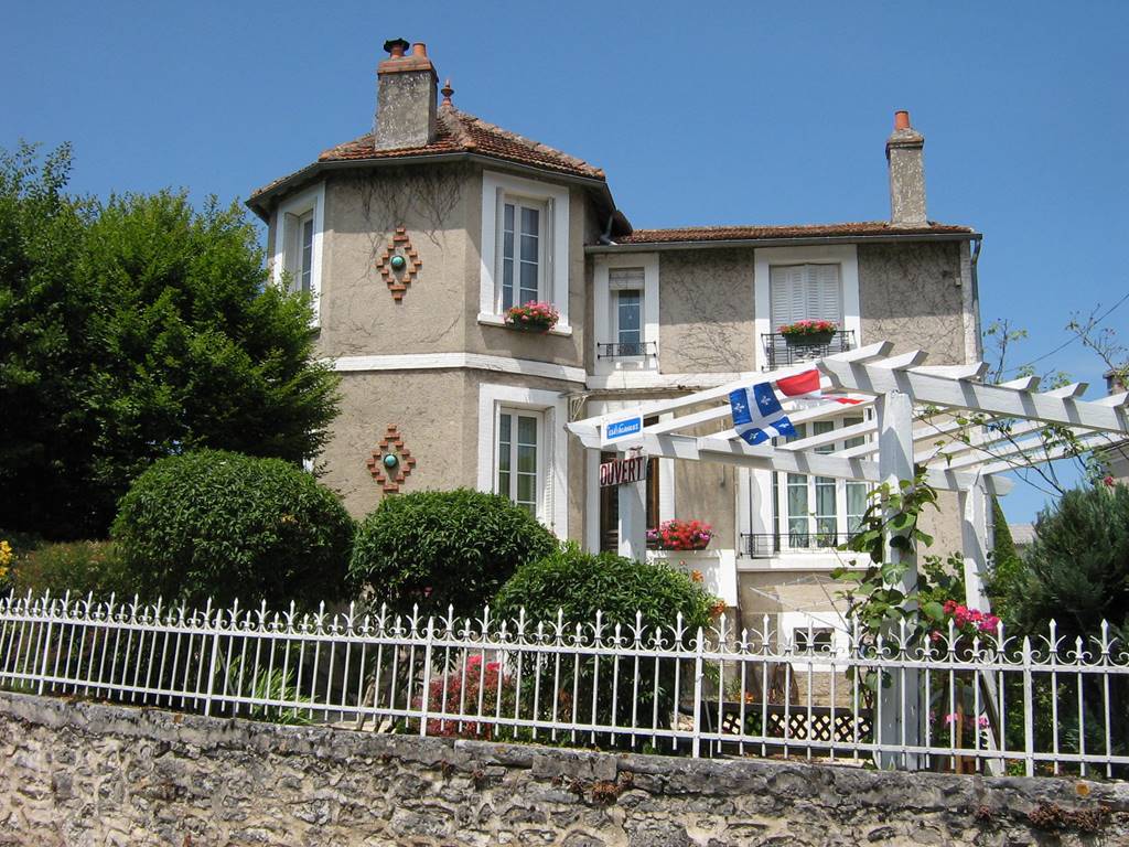 Aux Volets Blancs