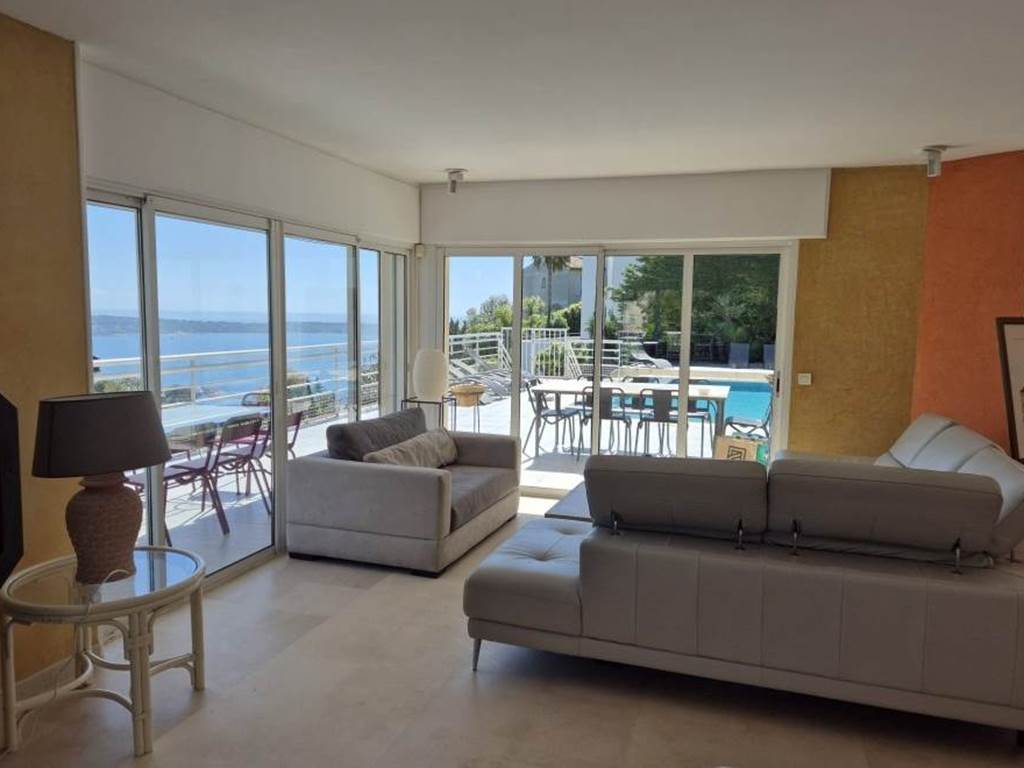 Salon avec baie vitrée vue mer