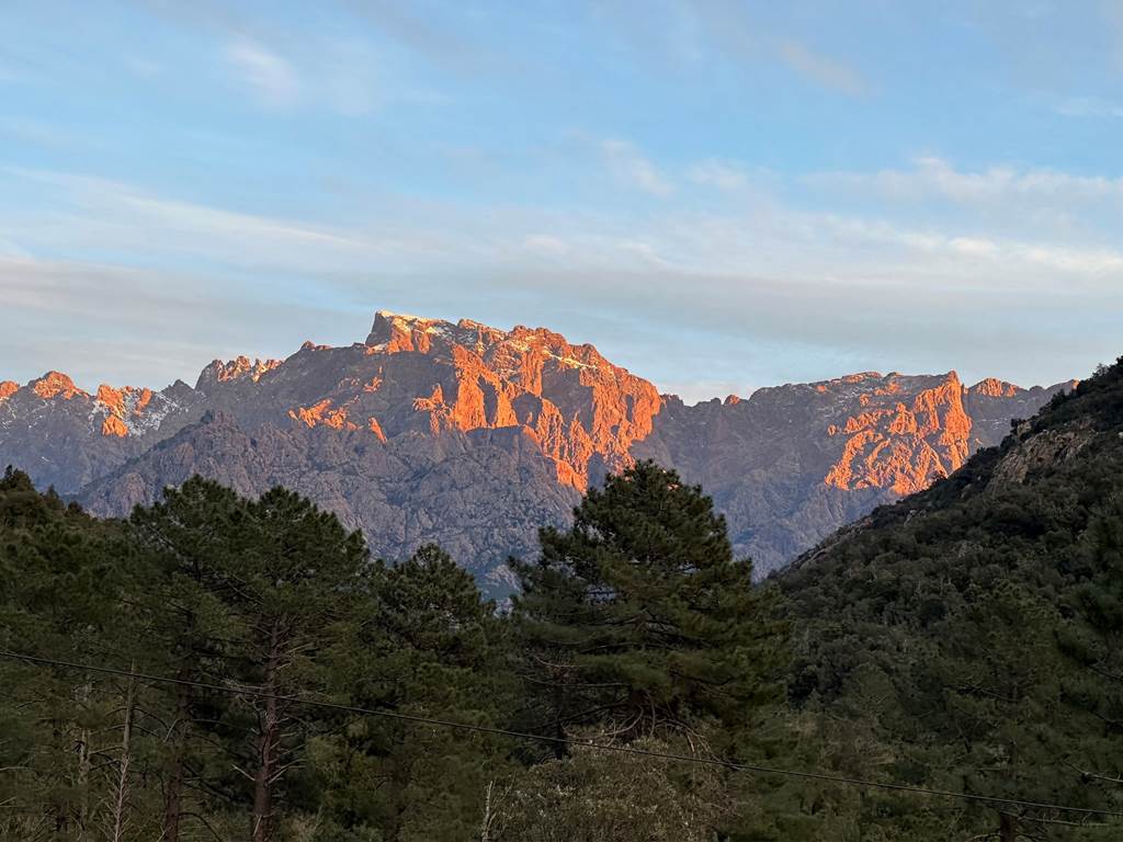 Au pied des montagnes majestueuses