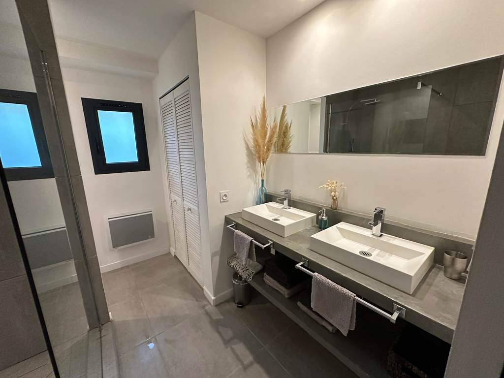 Matériaux de qualité et design épuré dans cette salle de bain contemporaine