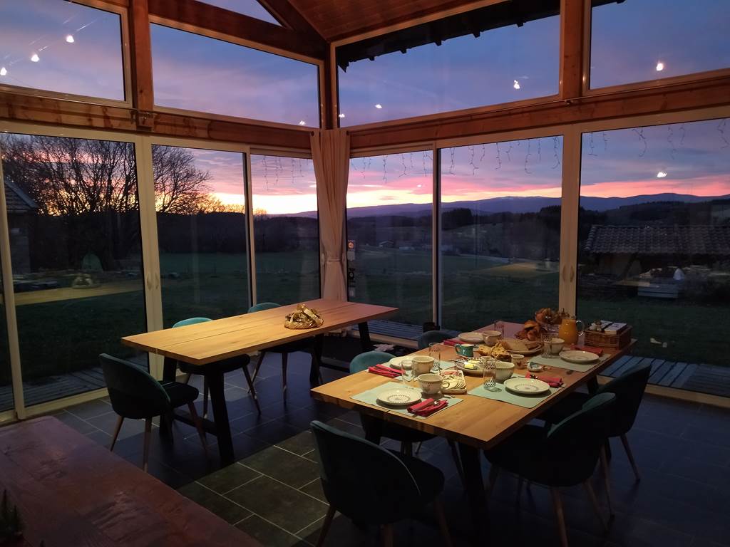 Petit déjeuner au lever du jour l'hiver