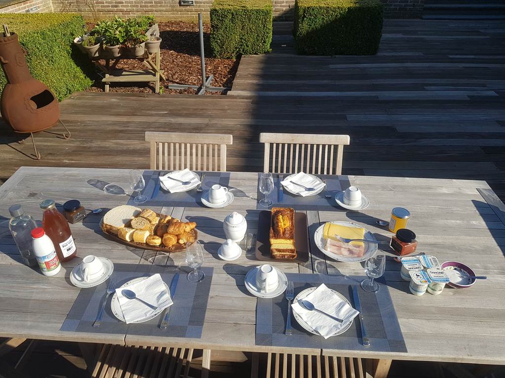 Petit déjeuner sain et copieux servi entre 8 et 10 heures