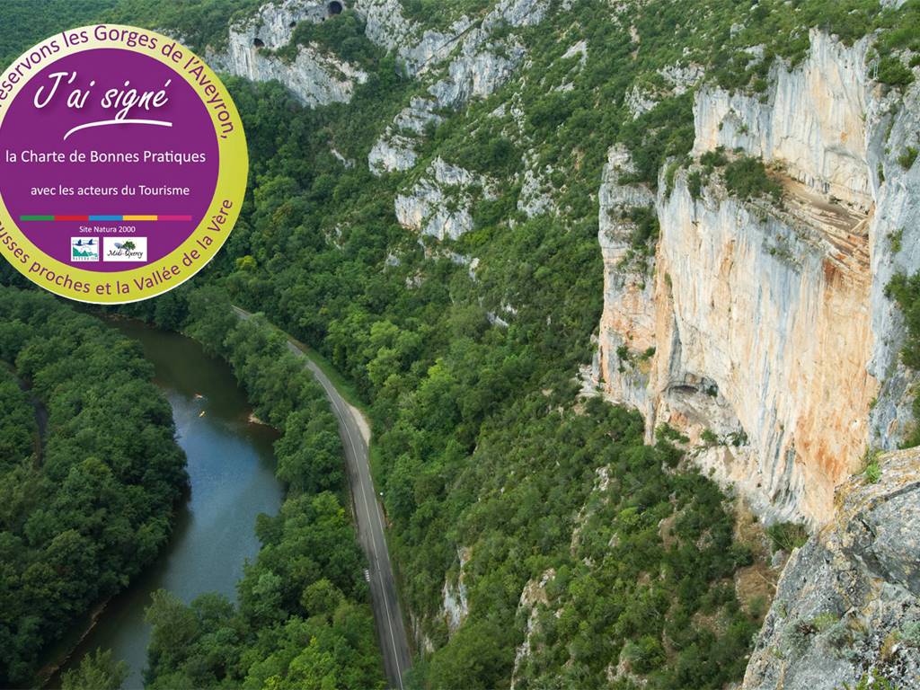 Vue aérienne de la falaise des capucins surplombant la rivière Aveyron dans le Tarn et Garonne