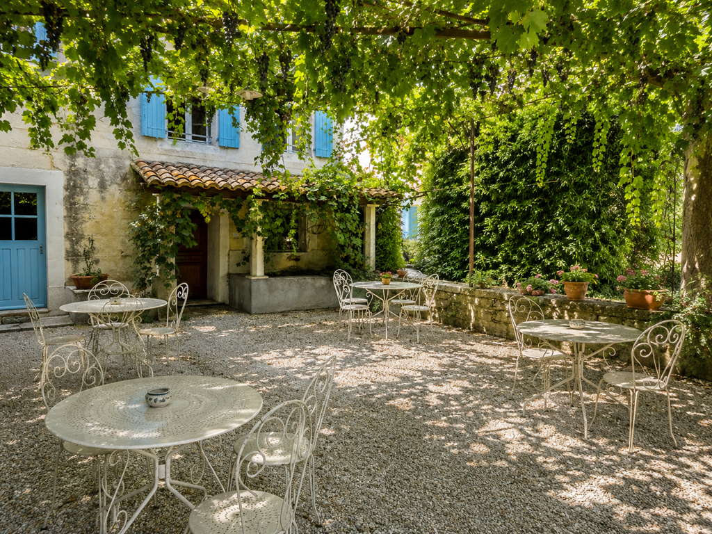 Sous la vigne, les petits déjeuners et les repas se savourent à l'ombre, dans la douceur du Mas des Perrines