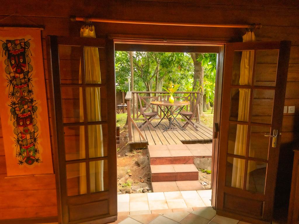 vue de la terrase depuis l interieur du bungalow