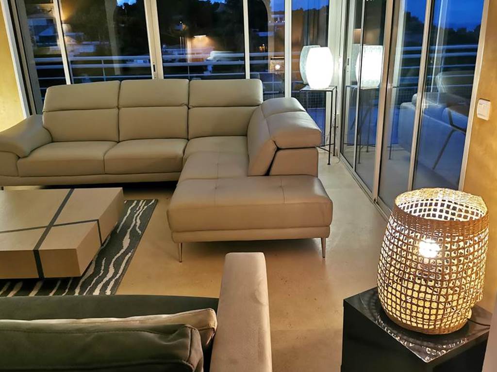Salon ouvert sur mer à Cannes au crépuscule